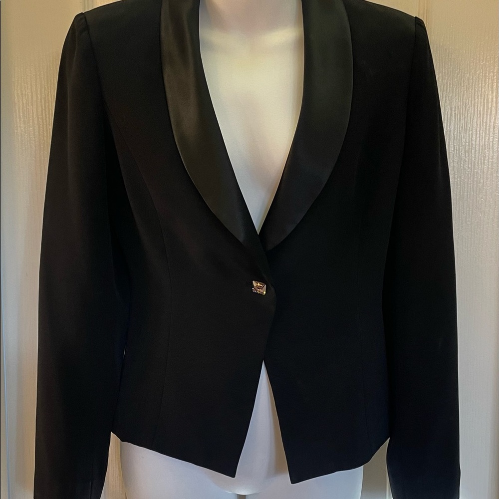 Gorgeous women’s tuxedo suit, Size 4.